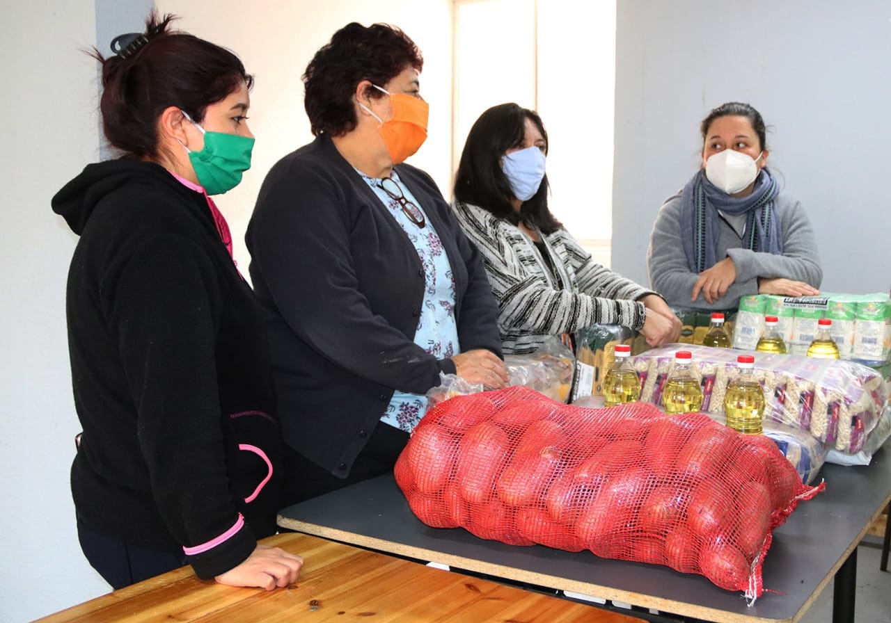 MUNICIPIO APOYA CON MERCADERÍA A 40 OLLAS SOLIDARIAS EN LA COMUNA Y ENTREGA ALMUERZOS A ESTUDIANTES EN 6 COLEGIOS MUNICIPALES