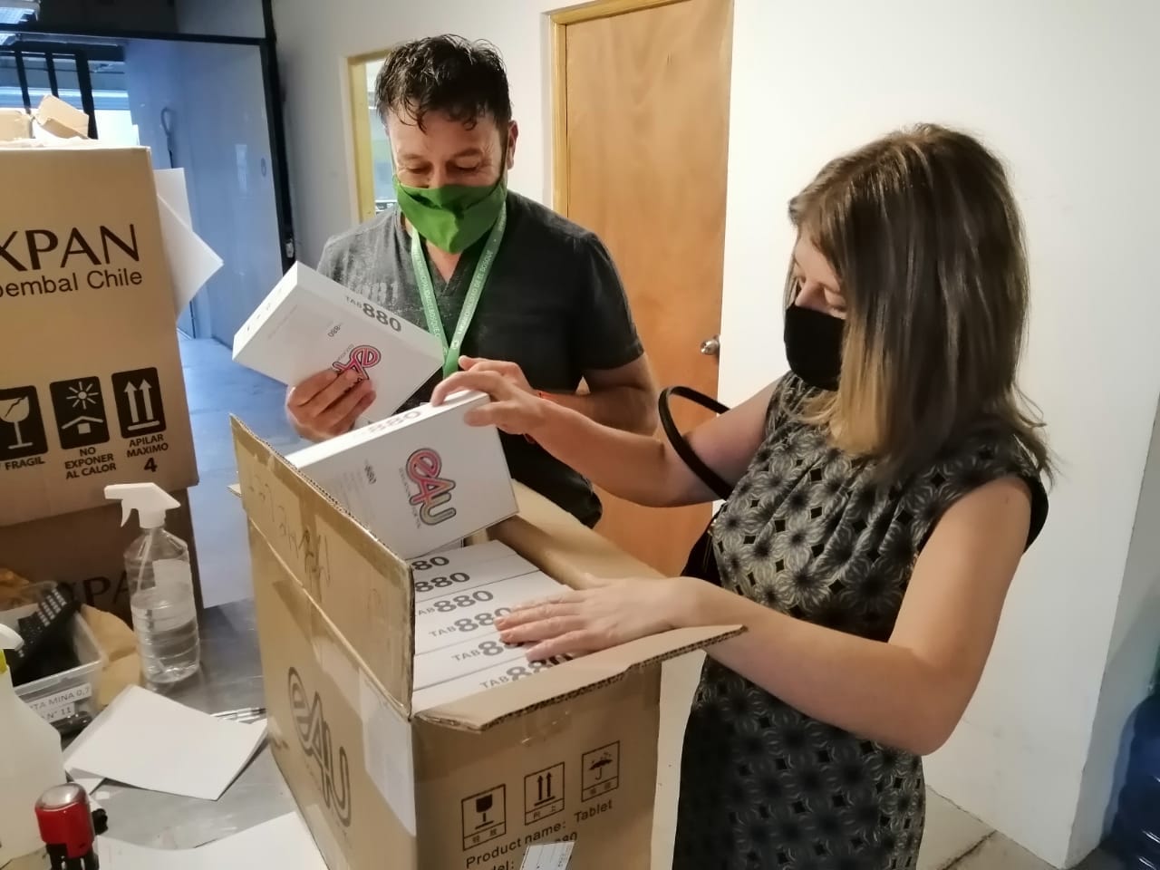 EL BOSQUE ENTREGA MÁS DE 800 TABLET A ESTUDIANTES DE ESCUELAS MUNICIPALES
