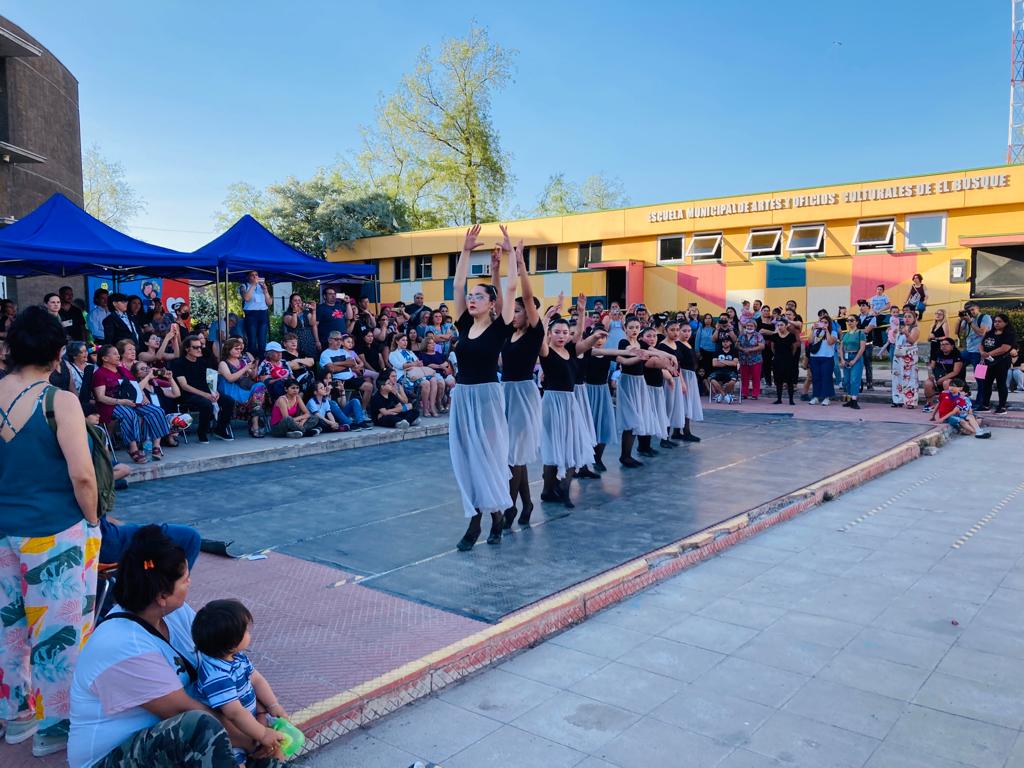 ESTUDIANTES DE LA ESCUELA MUNICIPAL DE ARTES Y OFICIOS CULTURALES RECIBEN SU CERTIFICACIÓN
