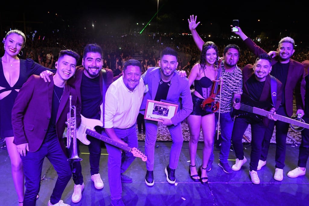 BAILE, ALEGRÍA Y FANTASÍA EN MASIVA FIESTA COMUNAL DE NAVIDAD