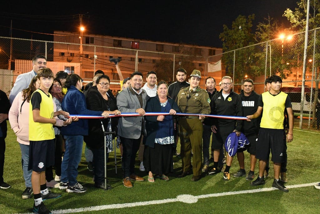NIÑOS Y JÓVENES DE POBLACIÓN PAULA JARAQUEMADA RECIBEN CANCHA DE BABY FÚTBOL DE PRIMER NIVEL