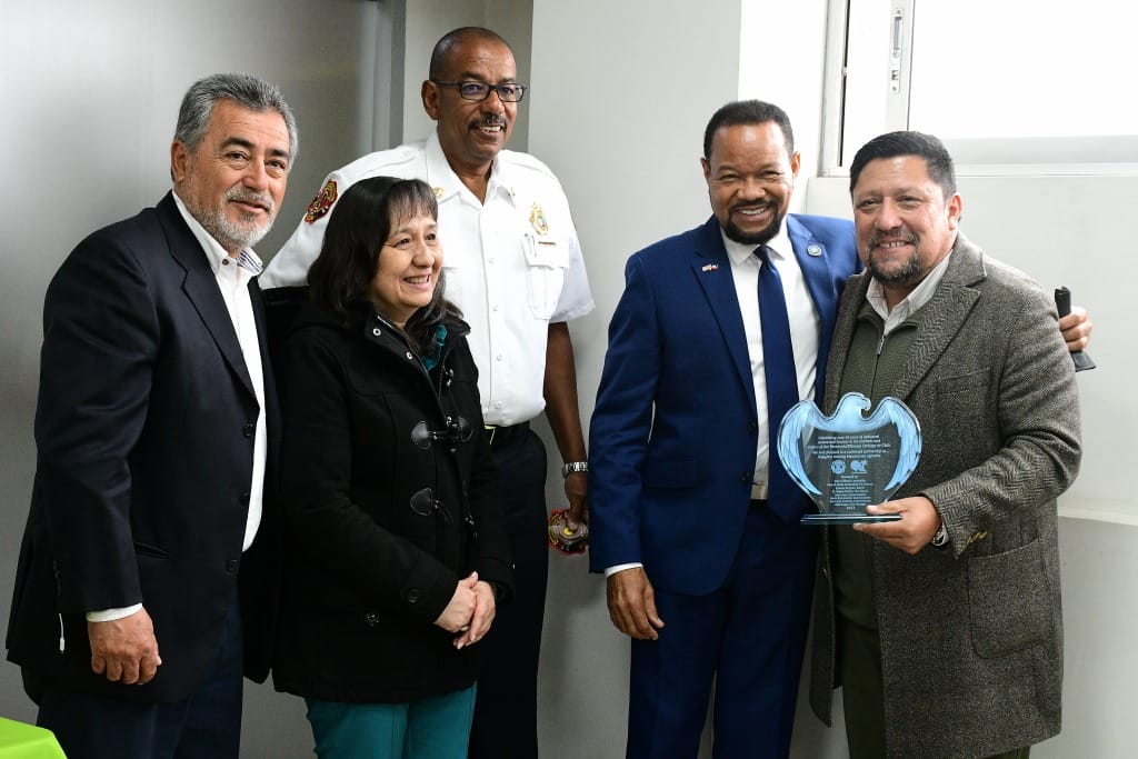 ALCALDE MANUEL ZÚÑIGA RECIBE VISTA INTERNACIONAL DE COMISIONADO DE LOCALIDAD DE MIAMI FLORIDA