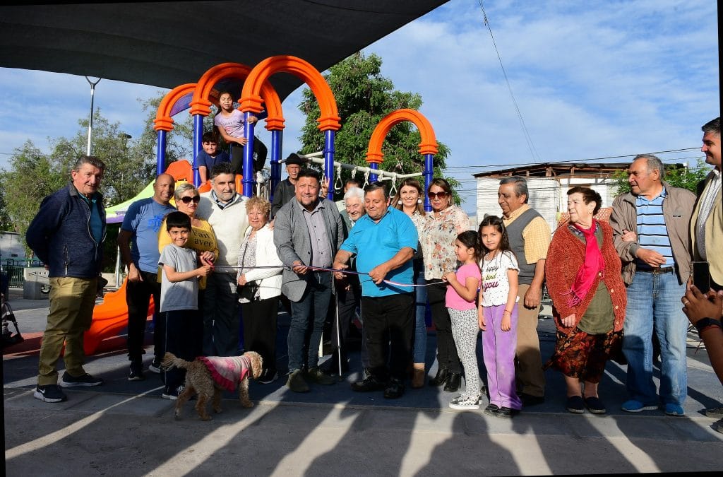 OBRA MUNICIPAL DE MEJORAMIENTO RENUEVA LA CONOCIDA PLAZA NUEVA OLA EN POBLACIÓN SANTA ELENA