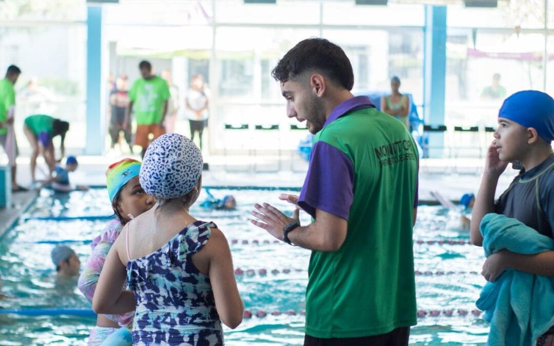 “El Bosque aprende a nadar”: Alumnos y alumnas de talleres de natación realizan exhibición de lo aprendido en Piscinas del Estadio Lo Blanco y Sargento Aldea