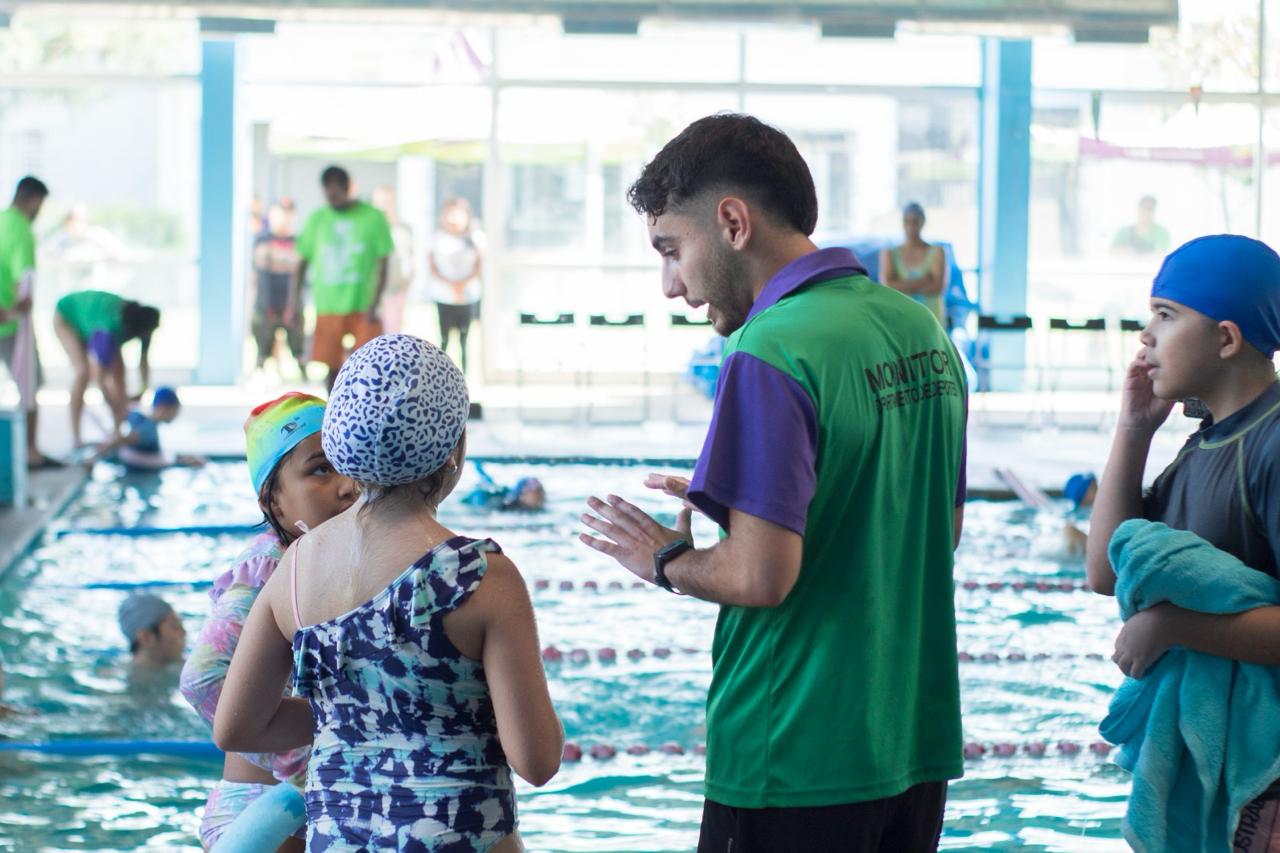 “El Bosque aprende a nadar”: Alumnos y alumnas de talleres de natación realizan exhibición de lo aprendido en Piscinas del Estadio Lo Blanco y Sargento Aldea