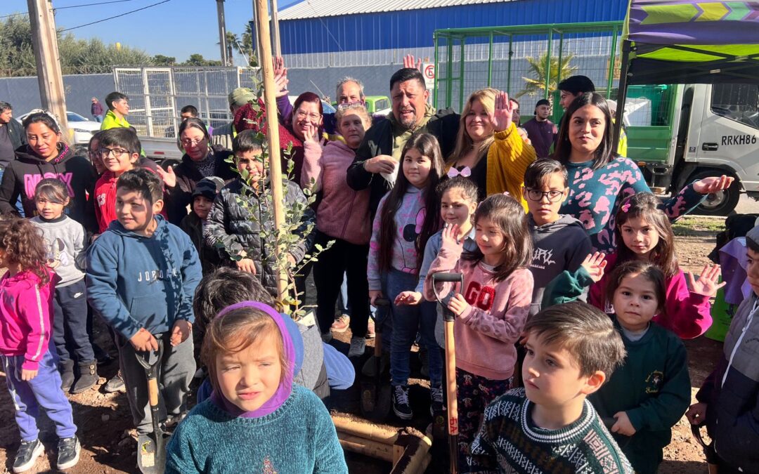 MAS ÁRBOLES PARA EL BOSQUE: VECINOS Y VECINAS DE AVENIDA OCHAGAVÍA PARTICIPARON EN PLANTACIÓN COMUNITARIA DE ÁRBOLES