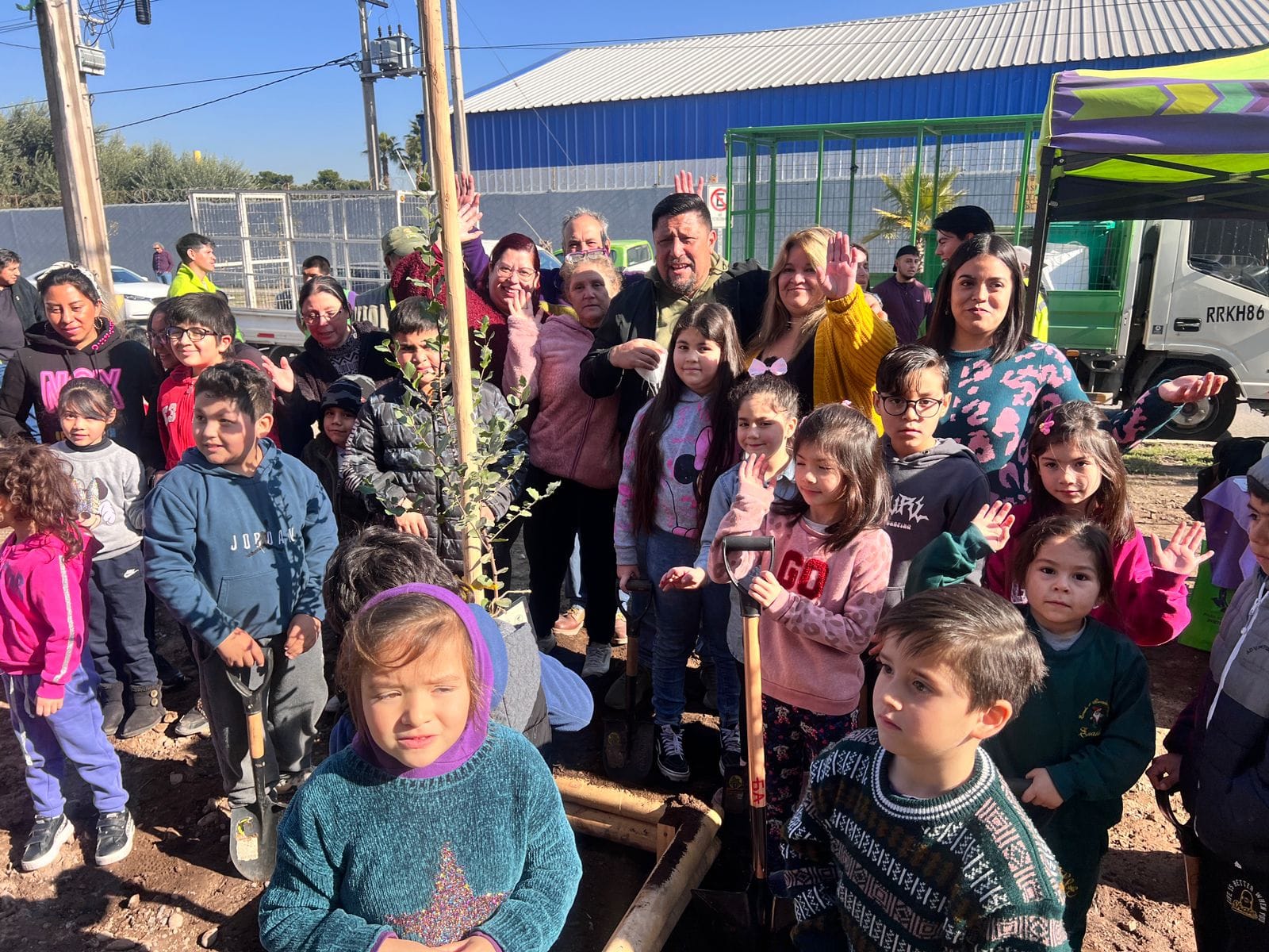 MAS ÁRBOLES PARA EL BOSQUE: VECINOS Y VECINAS DE AVENIDA OCHAGAVÍA PARTICIPARON EN PLANTACIÓN COMUNITARIA DE ÁRBOLES
