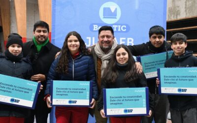 922 ESTUDIANTES DE SÉPTIMO BÁSICO RECIBEN UN COMPUTADOR PARA APOYAR SU APRENDIZAJE