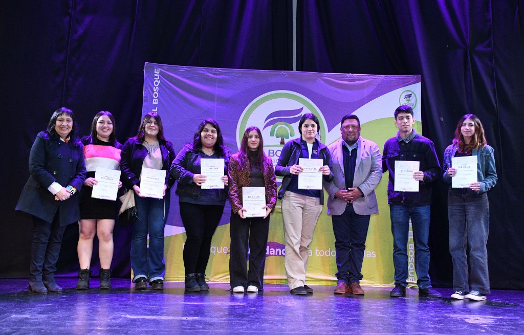 100 ESTUDIANTES BOSQUINOS RECIBEN LA BECA MUNICIPAL