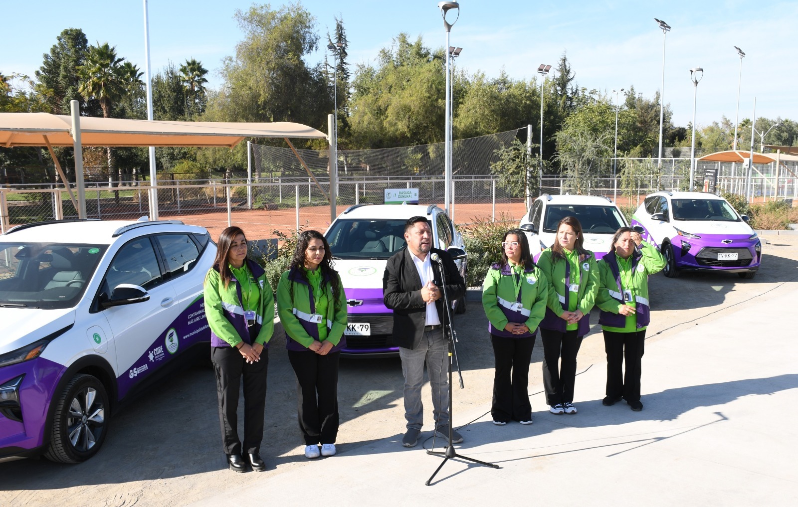 EQUIPO DE MUJERES BOSQUINAS CONDUCE NUEVA FLOTA DE VEHÍCULOS ELÉCTRICOS DE LA MUNICIPALIDAD
