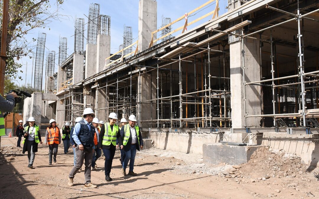 SUBSECRETARIA FRANCISCA PERALES Y ALCALDE MANUEL ZÚÑIGA SUPERVISAN AVANCE DE CONSTRUCCIÓN DEL NUEVO EDIFICIO CONSISTORIAL EN EL BOSQUE