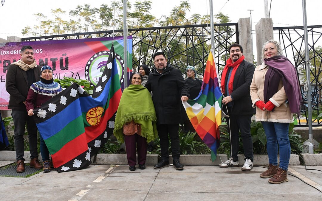 CELEBRAMOS UN NUEVO CICLO DE LA TIERRA IZANDO LOS EMBLEMAS DE NUESTROS PUEBLOS ORIGINARIOS LA WENÜFOYE Y LA WHIPALA