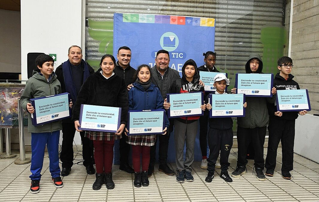 Más de 800 computadores fueron entregados a jóvenes bosquinos que cursan 7° básico