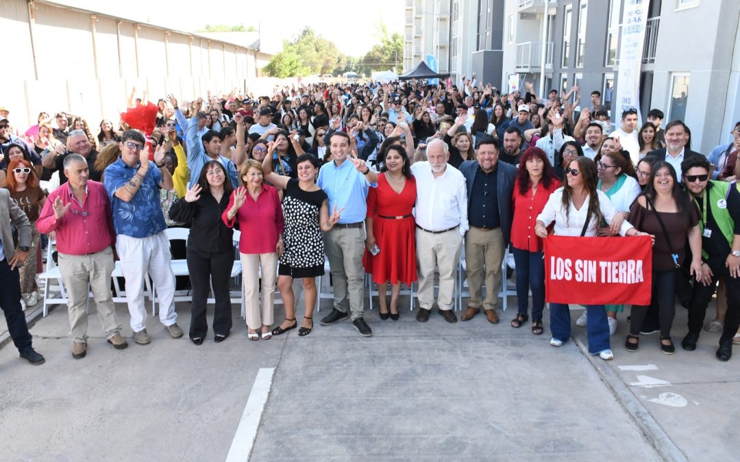 211 FAMILIAS BOSQUINAS HACEN VALER EL DERECHO A LA CASA PROPIA EN EL CONDOMINIO SOCIAL CLAUDIO ARRAU DE PUDAHUEL